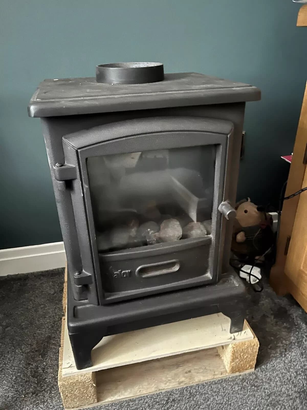 Valor Brunswick Gas Stove, Good working condition DELIVERY AVAILABLE — view 3