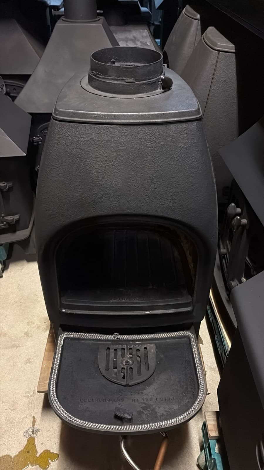 Jotul 4 Classic Vintage Cast Iron Wood Burning Stove 7” Rear Flue Exit — view 4