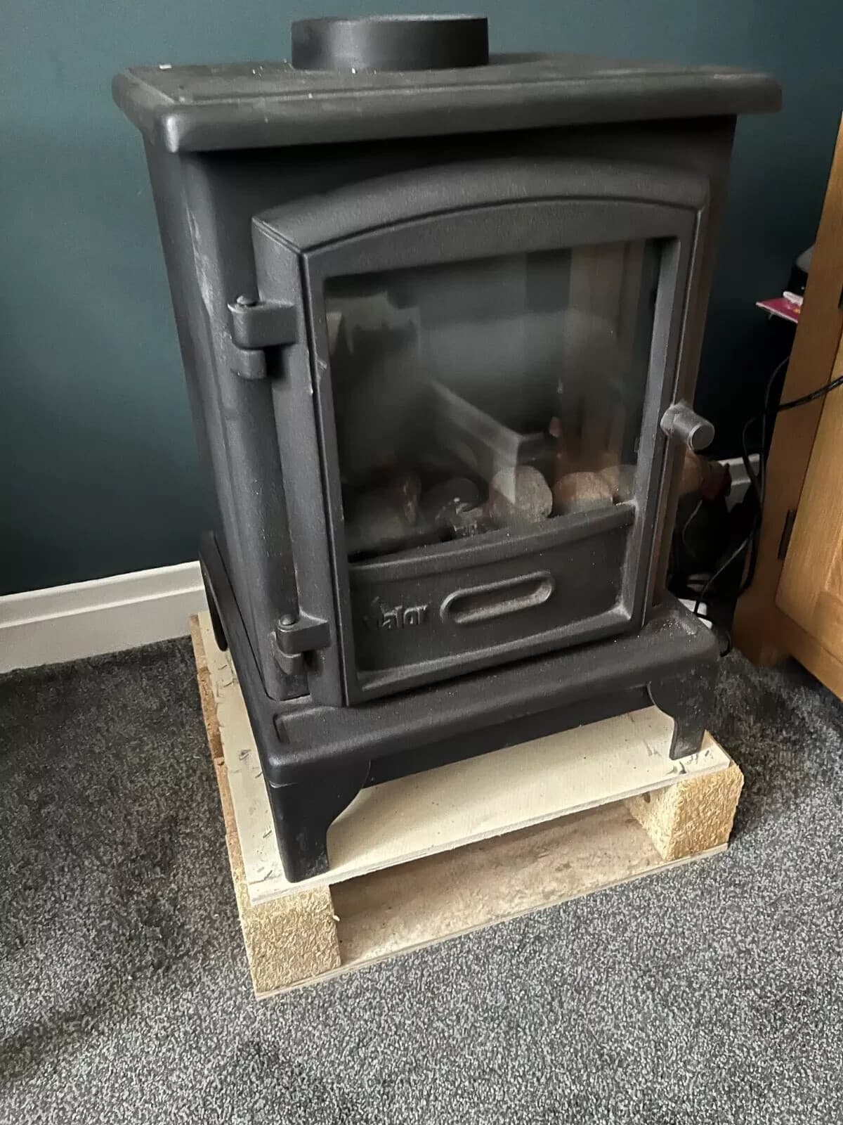 Valor Brunswick Gas Stove, Good working condition DELIVERY AVAILABLE — view 2